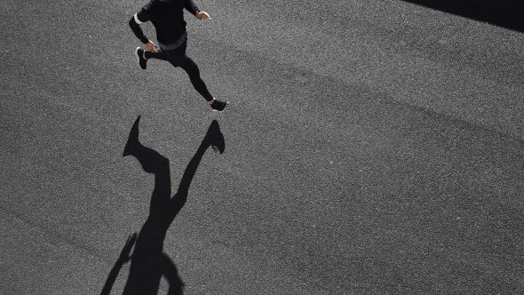 maratona corrida rua Wayhome Studio homem em roupas esportivas correndo na estrada