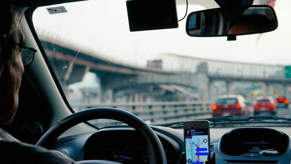 motorista app aplicativo uber taxi 99 taxis dan gold unsplash
