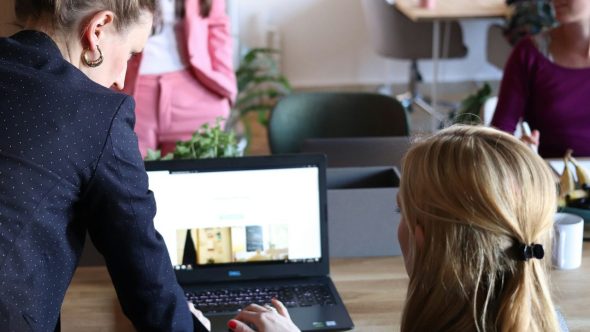 mulheres negocios empreendedoras Cowomen unsplash