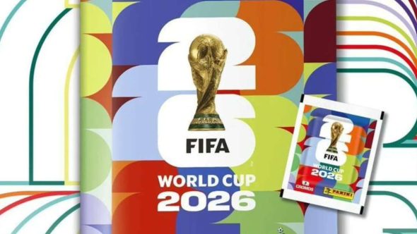 Álbum da Copa do Mundo 2026 aberto com diversas figurinhas de jogadores, representando a cultura de troca de colecionáveis nos shoppings da Baixada Santista.
