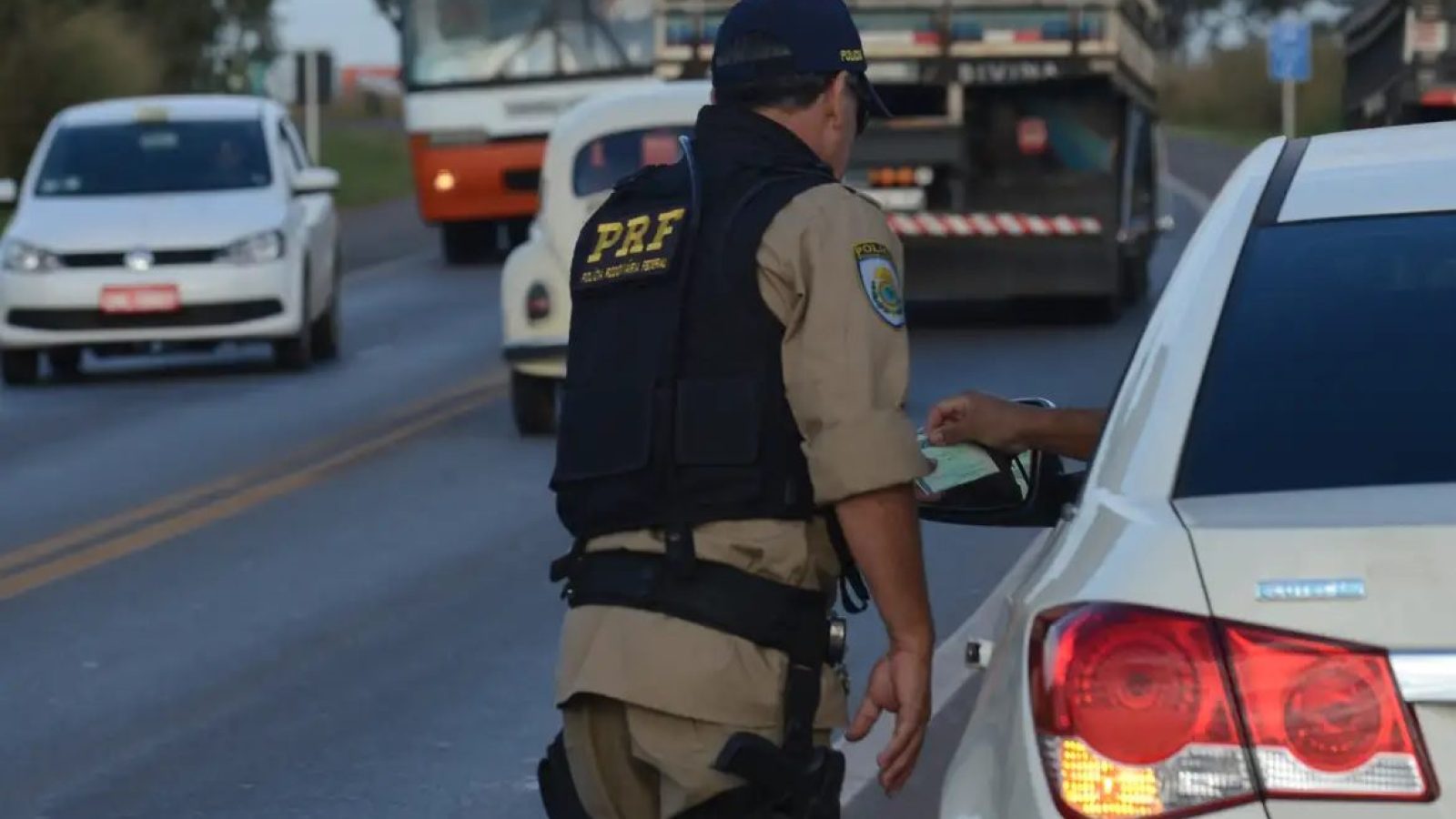 PRF Polícia Rodoviária Federal durante ação nas estradas