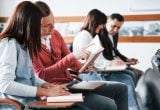 Alunos estudando em sala de aula, com materiais abertos nas mesas, em referência ao fim do prazo do Desenrola Fies 2026.