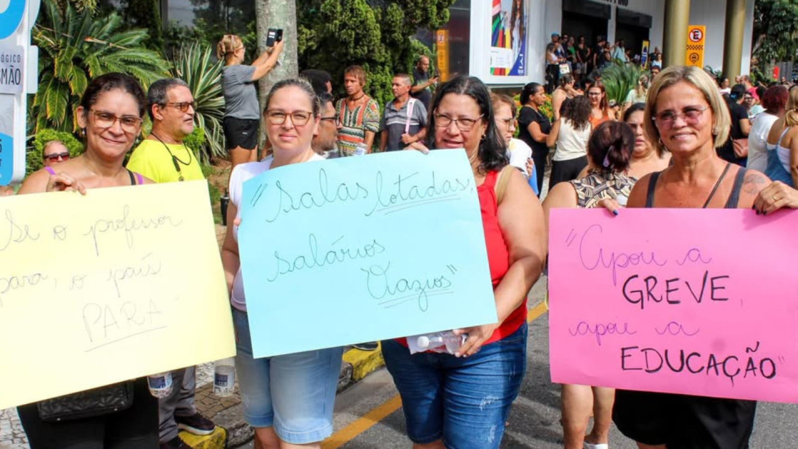 Profissionais iniciam greve após proposta 'injusta' de ajuste salarial