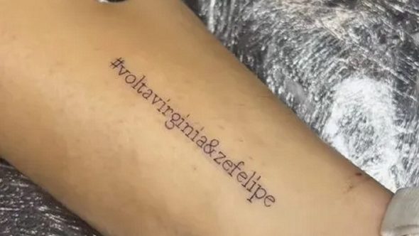 Fã tatua 'Volta, Zé Felipe e Virginia' na perna após separação.