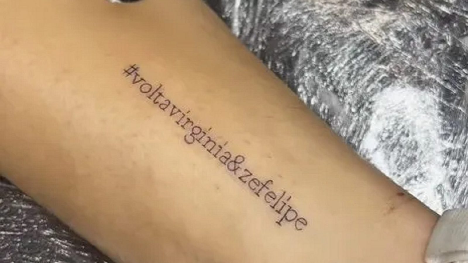 Fã tatua 'Volta, Zé Felipe e Virginia' na perna após separação.