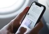 Pessoa segurando um smartphone na mão com o WhatsApp aberto na tela, em um contexto de aviso sobre WhatsApp deixará de funcionar em celulares antigos e mudanças no aplicativo.